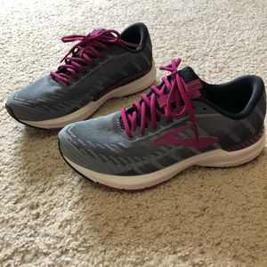 Brooks Ravenna 8.5 excellent condition!